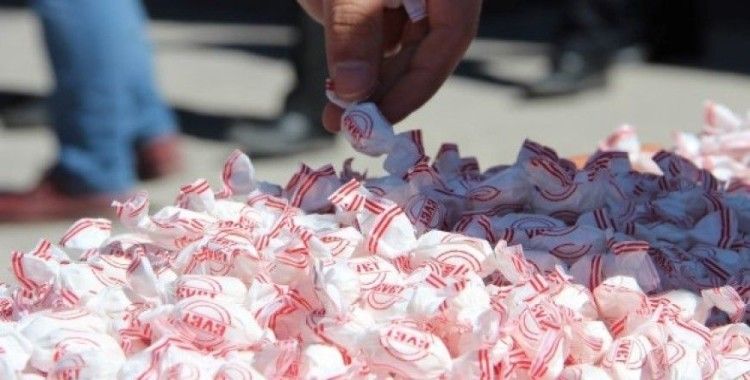 Vatandaşlara evet için cami çıkışı şeker dağıtıldı