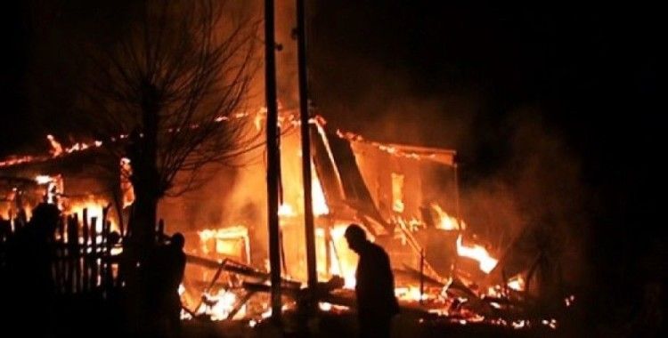 Feke'de çıkan yangında dört çocuklu aile evsiz kaldı