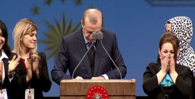 Cumhurbaşkanı Erdoğan imzayı kürsüde attı