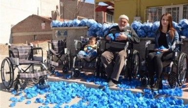 Örnek dede-torun, mavi kapaklarla 88 tekerlekli sandalye
