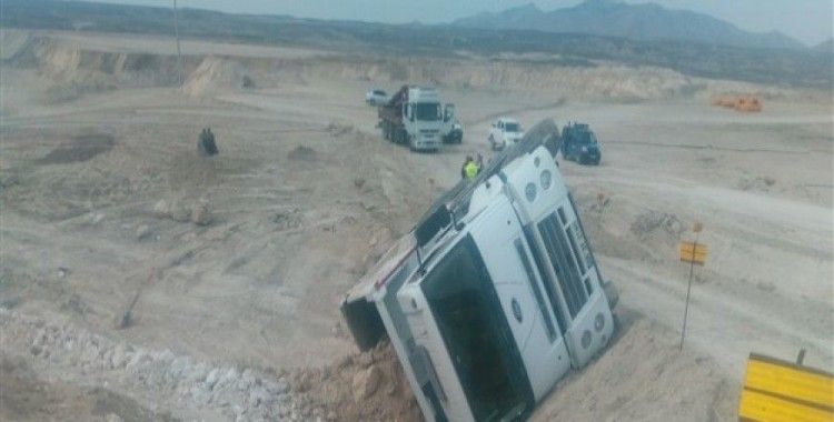 Baraj inşaatına kum taşıyan kamyon devrildi