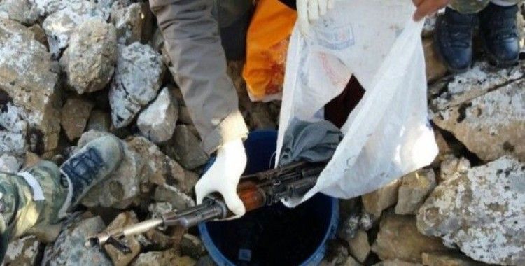 Bitlis'te toprağa gömülü silah ve mühimmat bulundu