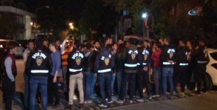Galatasaray taraftarları, yönetim ve futbolcuları protesto etti