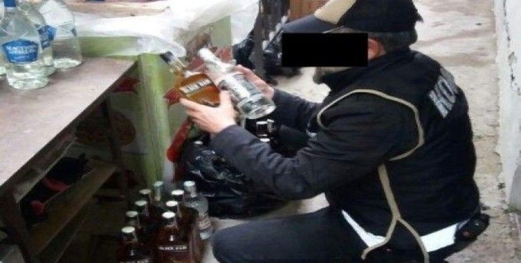 İzmir'de 88 şişe kaçak, 250 litre sahte içki ele geçirildi
