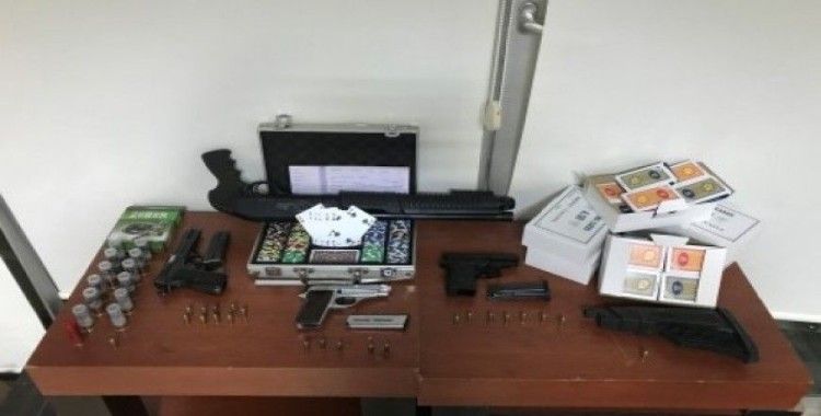 Antalya'da kumar oynatılan dernekte silahlar bulundu