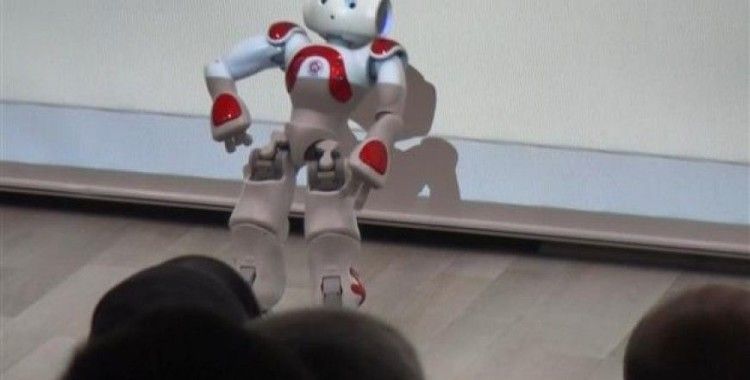 Gösteri yapan insansı robot 'bayıldı'