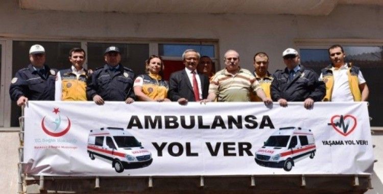 Bayrak asan dayı 112 için balkona çıktı