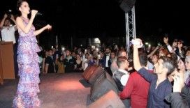 Karaman'da üniversiteli gençler Derya Uluğ ile coştu