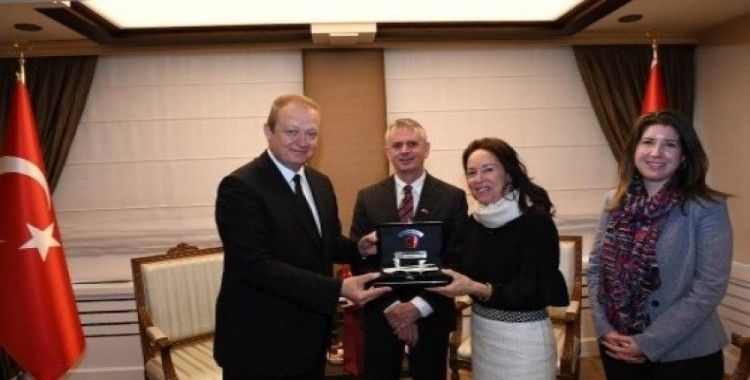 Trabzon Valisi Yavuz, Kanada Büyükelçisi‘ni kabul etti