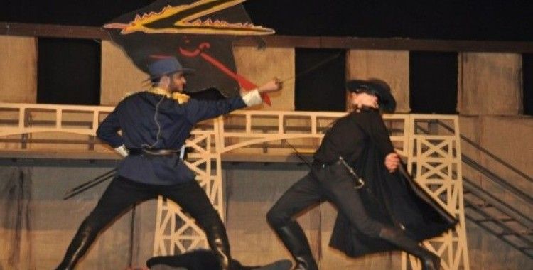 Lise öğrencileri Zorro Müzikalini İngilizce sahneledi
