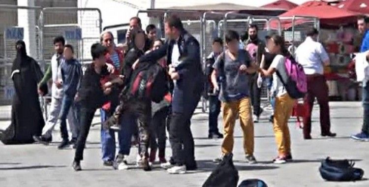 Taksim Meydanı'nda ilkokul öğrencileri birbirine girdi