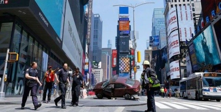 New York'ta otomobil yayalara çarptı: 1 ölü, 19 yaralı