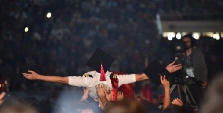 Anadolu Üniversitesi 2017 mezunlarını coşkuyla uğurladı