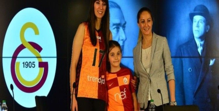 Galatasaray ailesinde olmaktan dolayı gurur duyuyorum