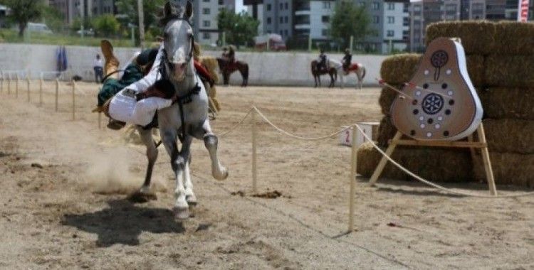 Uşak'ta atlı okçuluk yarışları nefes kesti