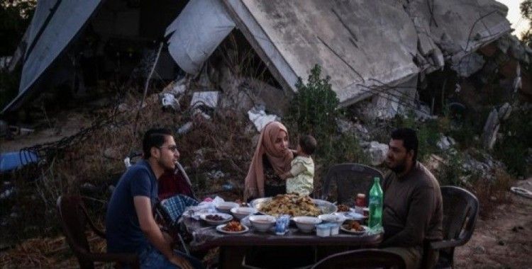 Gazze'de enkazın ortasında iftar