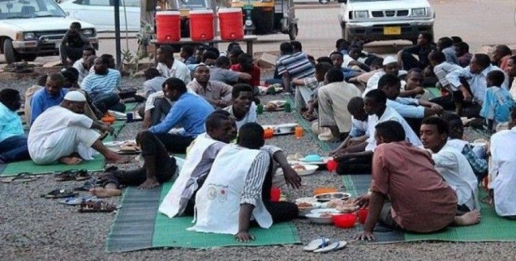 Sudan'da caddeler iftar sofralarıyla donatılıyor