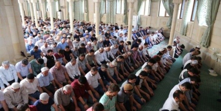 Bakü'de ramazan ayının ilk cuma namazı kılındı