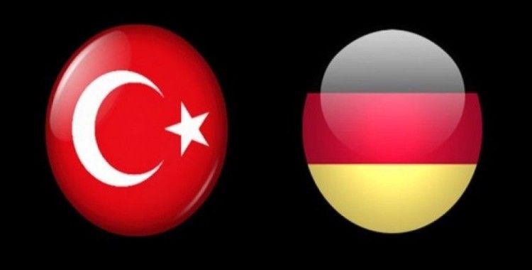 Türkiye ve Almanya Savunma Bakanları İncirlik’i görüştü 