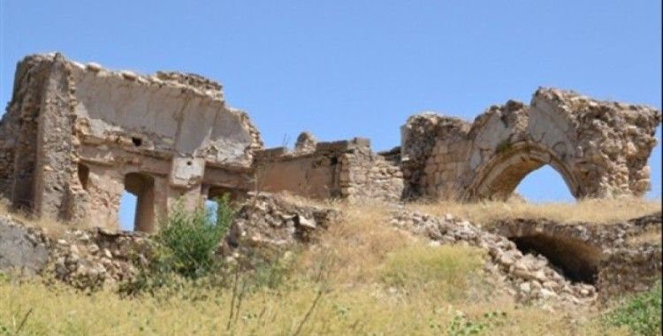 900 yıllık manastırdan geriye birkaç duvar kaldı