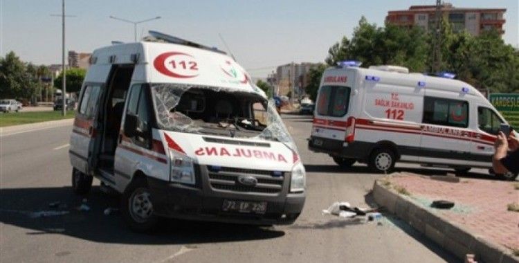 Ambulans ile otomobil çarpıştı: 5 yaralı