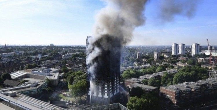 Londra'da yanan binada ölenlerin sayısı 30'a yükseldi