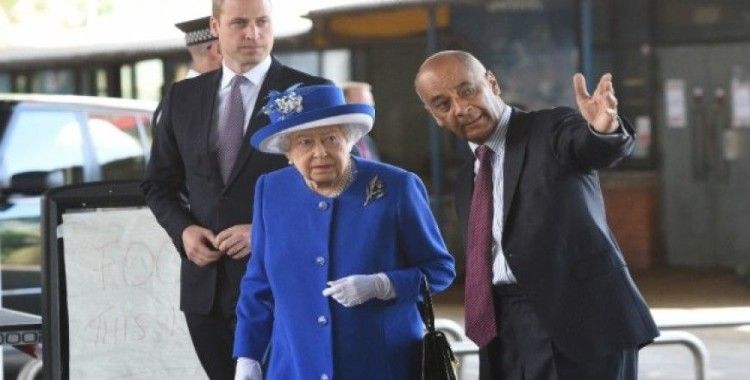 İngiltere Kraliçesi, yanan binadan kurtulanları ziyaret etti
