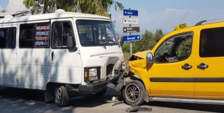 Yolcu minibüsü ile ticari taksi çarpıştı: 6 yaralı