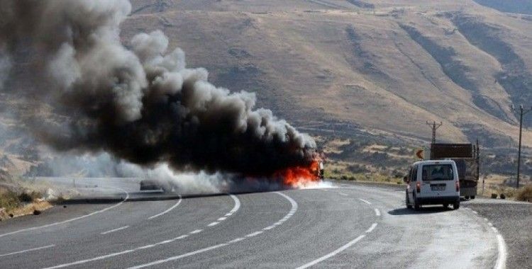 Tunceli'de Pkk'lı teröristler yol kesip araç yaktı
