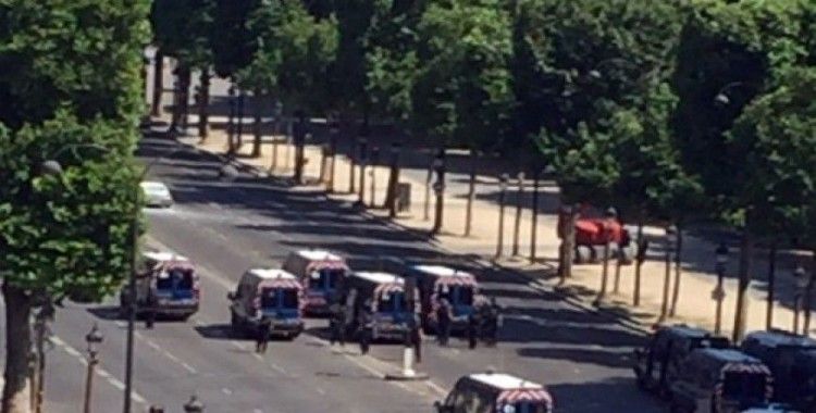 Paris’te arabasını polis aracının üzerine süren şahıs öldürüldü