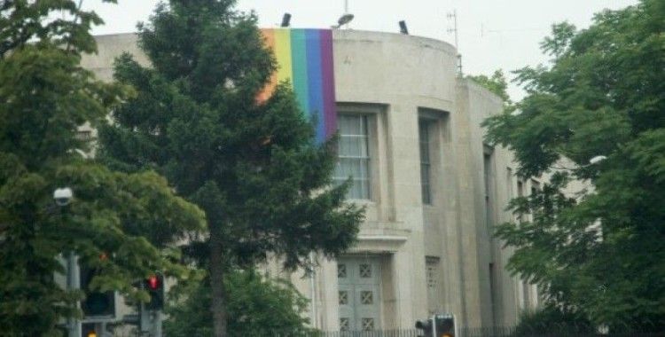 ABD Ankara Büyükelçiliğine LGBT bayrağı asıldı