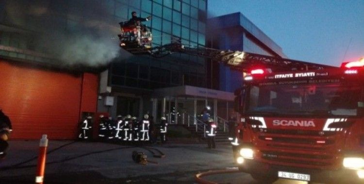 İstanbul'da 5 katlı iş merkezinde yangın