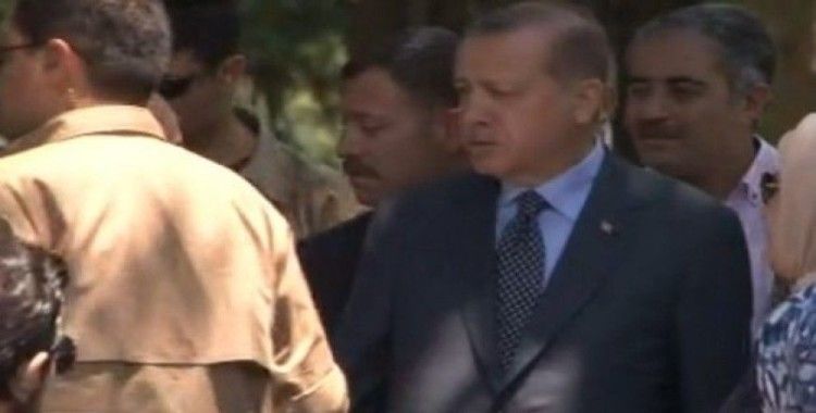 Erdoğan anne ve babasının kabirlerini ziyaret etti