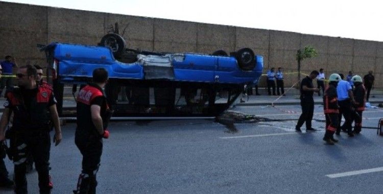 Ankara’da otomobil dolmuşla çarpıştı: 17 yaralı