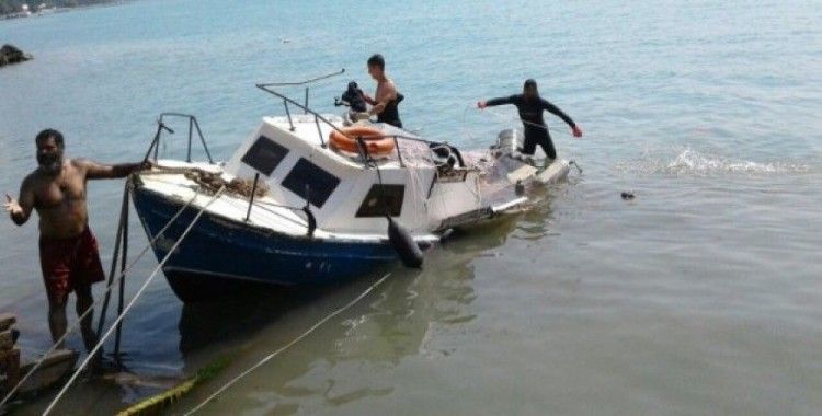 Balıkçı teknesi kayalıklara çarptı, 3 yaralı