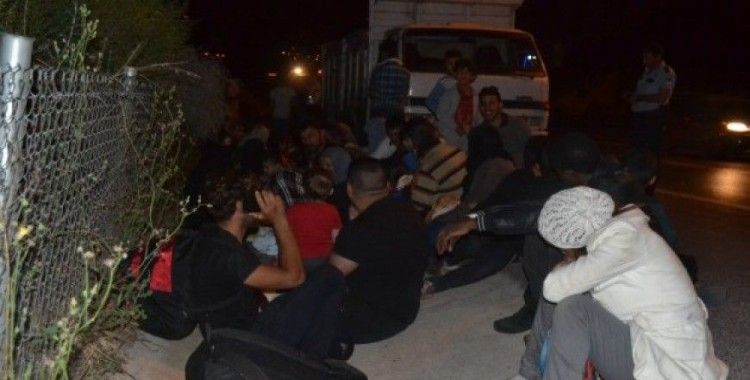 Kamyonet kasasında 47 kaçak göçmen yakalandı
