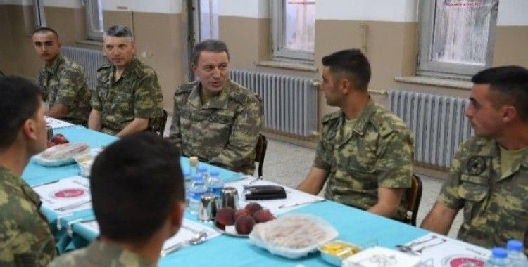 Genelkurmay Başkanı Akar, Eruh’ta askerlerle iftar yaptı