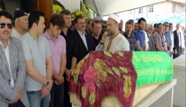Ertuğrul Sağlam annesini son yolculuğuna uğurladı