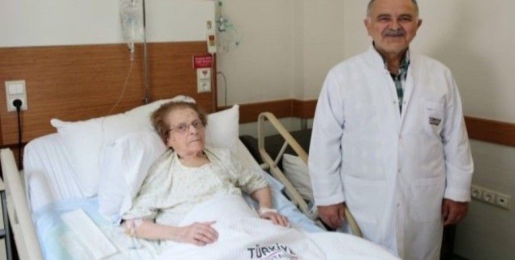 102 yaşındaki kadın ameliyatla şifa buldu