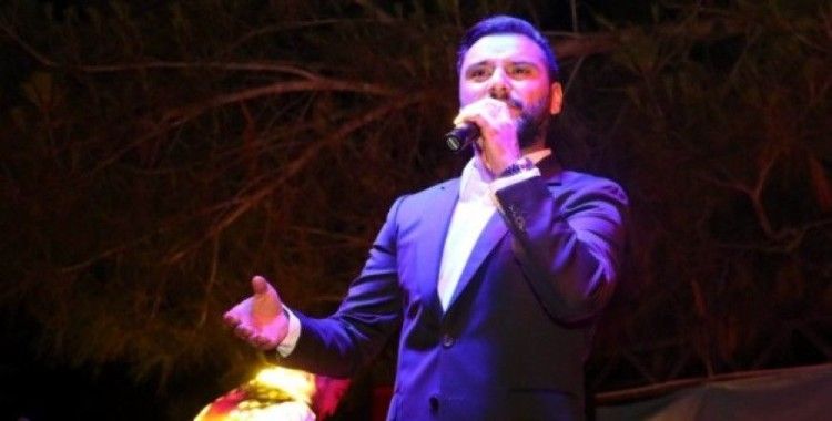 Ünlü şarkıcı Alişan muhafazakar otelde konser verdi 