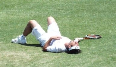 Aşırı sıcaklar tenisçiyi bayılttı