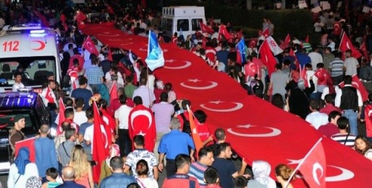 Ankara’da dev Türk bayrağı eşliğinde “Milli İrade’ye Saygı Yürüyüşü”