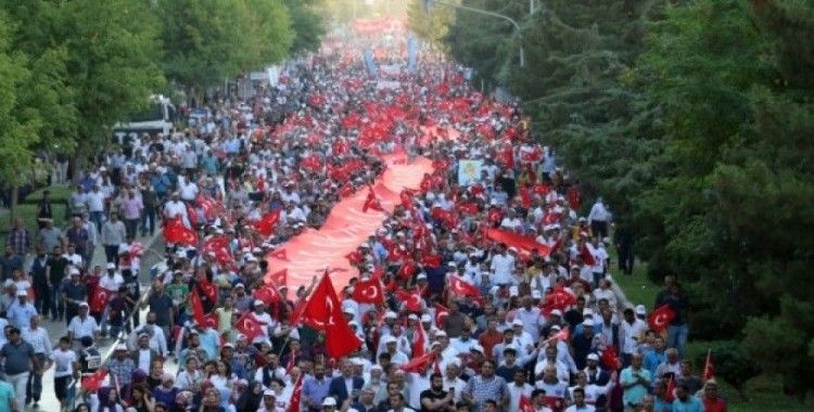 250 metrelik Türk bayrağıyla yürüdüler
