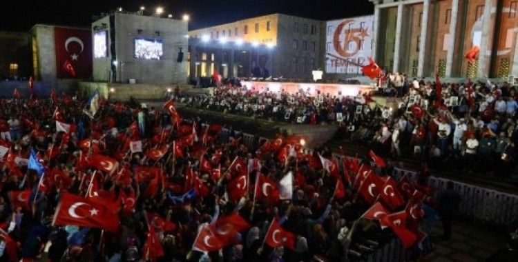 Binlerce vatandaş Erdoğan’ın Meclis’e gelmesini bekliyor