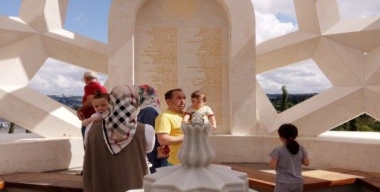 Şehitler Anıtı’na vatandaşlardan büyük ilgi