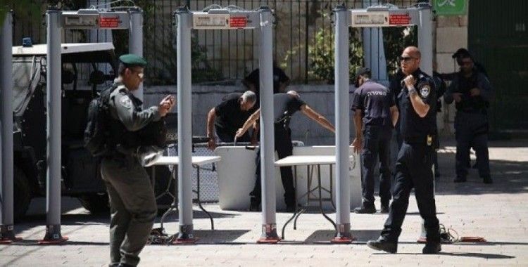İsrail polisi Aksa'nın kapılarına metal dedektörleri kurdu