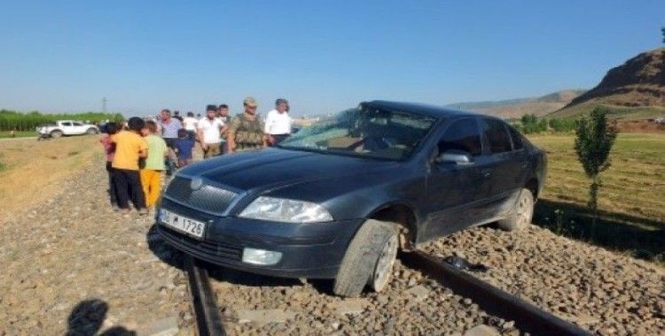 Muş'ta tren otomobile çarptı, 6 yaralı