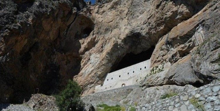 Kayaya oyma manastır turistleri bekliyor