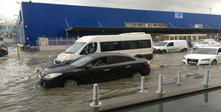 İstanbul'da yağış hayatı felç etti