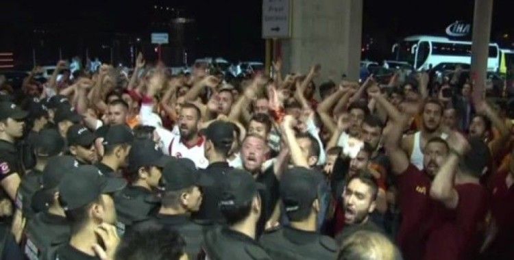 Galatasaray taraftarından protesto
